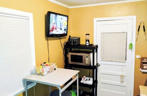 Kansas City House | Cozy Comforts by Charles Stays, Near Stadiums, food & Fun! Sleeps 6, 65 in TVs