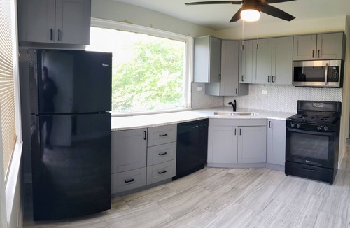 Auburn Gresham Apartment | Cozy & Comfy 2 bedroom remodeled with plenty parking