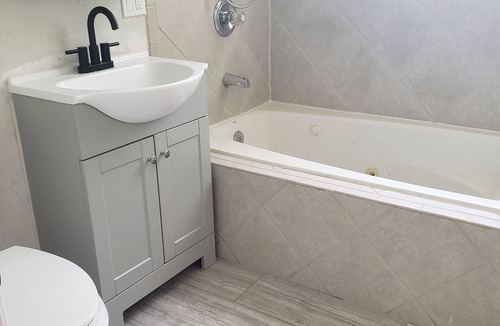 Auburn Gresham Apartment | Cozy & Comfy 2 bedroom remodeled with plenty parking