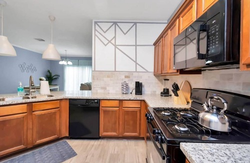 Clodine House | COZY COMFY 2BD 2BTH TOWNHOUSE ENERGY CORRIDOR - SUGARLAND