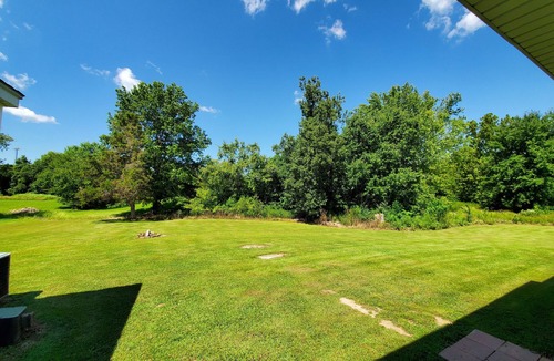 Crainville House | Cozy Comfy Country Home with 100% view of eclipse, close to lakes and highways.