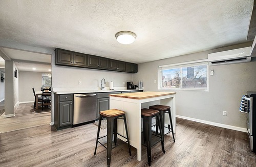 South Side House | Cozy & Comfy Duplex! 7Bed/4Bath w/5 Car Parking!