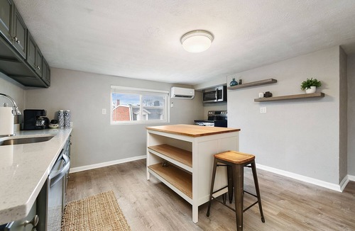 South Side House | Cozy & Comfy Duplex! 7Bed/4Bath w/5 Car Parking!