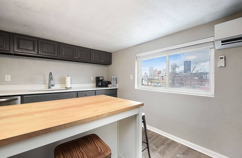 South Side House | Cozy & Comfy Duplex! 7Bed/4Bath w/5 Car Parking!