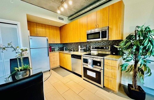 Smart Corner Condo | Cozy Condo Amazing Balcony & Rooftop Viewsn - Family Friendly