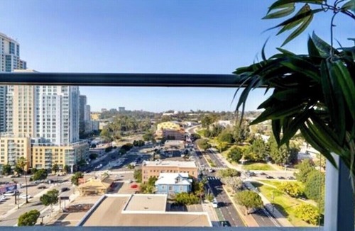 Smart Corner Condo | Cozy Condo Amazing Balcony & Rooftop Viewsn - Family Friendly
