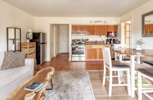 Bend Condo | Cozy Condo by Downtown for 4