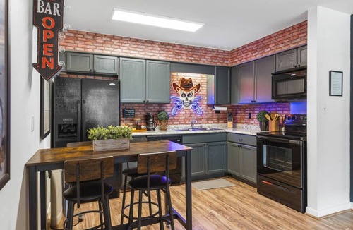 Music Row Condo | Cozy Condo by Music Row Walk to Restaurants & Bars