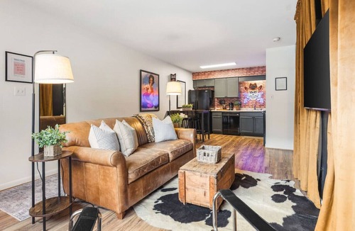 Music Row Condo | Cozy Condo by Music Row Walk to Restaurants & Bars
