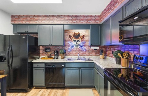 Music Row Condo | Cozy Condo by Music Row Walk to Restaurants & Bars