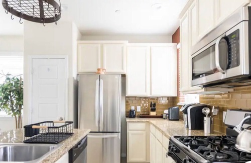 Round Rock Condo | Cozy condo in Round Rock! Charm of Austin in a quiet setting. Pet friendly!
