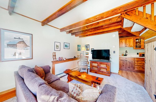 Proctorsville Condo | Cozy condo near skiing with fireplace & deck