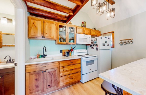 Proctorsville Condo | Cozy condo near skiing with fireplace & deck