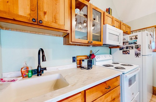 Proctorsville Condo | Cozy condo near skiing with fireplace & deck