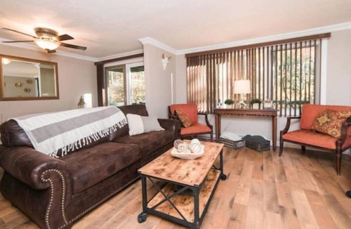 Farmington House | Cozy Condo | Peaceful Getaway!