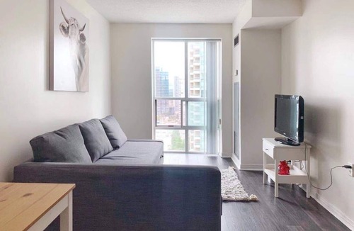 Newtonbrook Apartment | Cozy condo w/Free Parking/Gym
