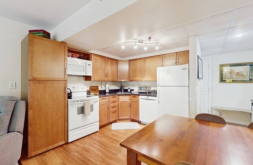 Killington Condo | Cozy condo w/mountain, ski & golf views, patio, pool & hot tub