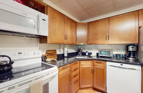 Killington Condo | Cozy condo w/mountain, ski & golf views, patio, pool & hot tub