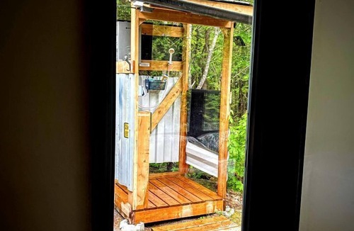 Bancroft House | Cozy Container for a Unique Glamping Experience in the Forest in Bancroft, Ontario