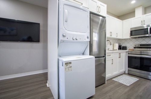London Apartment | Cozy & contemporary Downtown Gem | Entire 1BR/1BR with 1 parking space