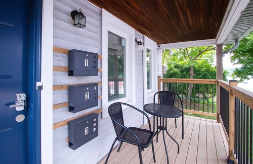 London Apartment | Cozy & contemporary Downtown Gem | Entire 1BR/1BR with 1 parking space