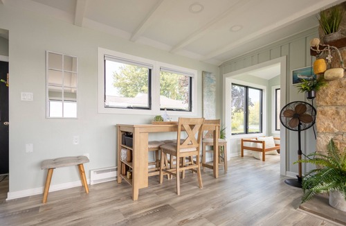 Quincy Cottage | Cozy contemporary Lakefront Cottage