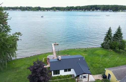 Quincy Cottage | Cozy contemporary Lakefront Cottage