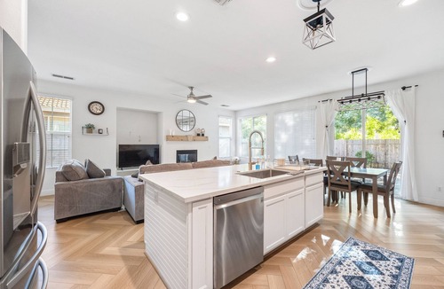 Regency Park House | Cozy & Contemporary Sacramento Gateaway