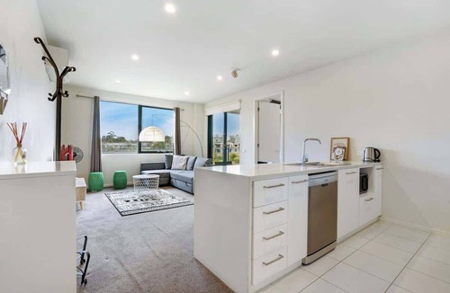 Bundoora Apartment | Cozy & Convenient Bundoora Apt withparking