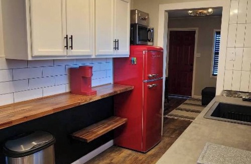 Brownwood House | Cozy & Convenient Bungalow - Downtown & HPU