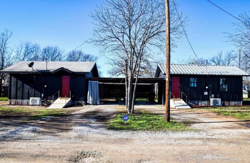 Brownwood House | Cozy & Convenient Bungalow - Downtown & HPU