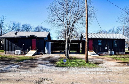 Brownwood House | Cozy & Convenient Bungalow - Downtown & HPU