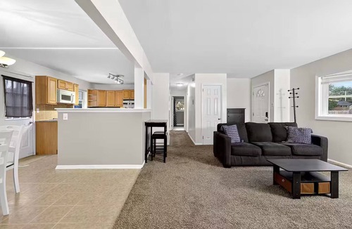 Newark House | Cozy, Convenient, Centrally Located Newark Rancher