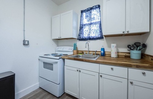 South Pensacola Cottage | Cozy & Convenient Cottage