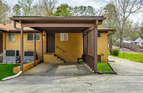 Lupton City House | Cozy Convenient Mid-Century Apt!