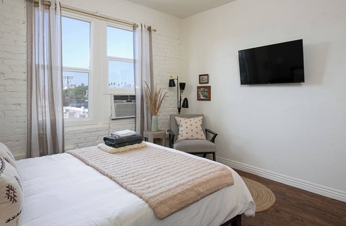 Westlake Hotel | Cozy & Convenient Studio in the Heart of DTLA!