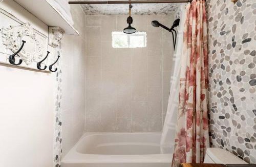 Cardinal Hills Estates House | Cozy Coop Casita - Lake Travis-Hot Tub-Tiny House