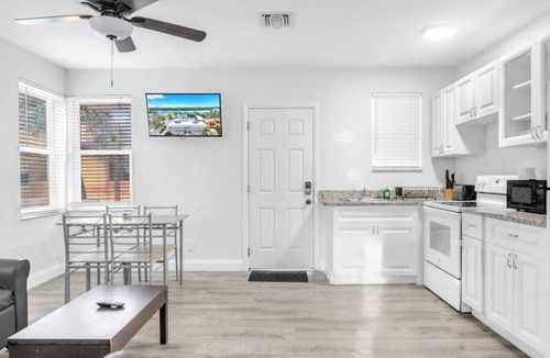 Hollywood Apartment | Cozy Corner Beach Apartment