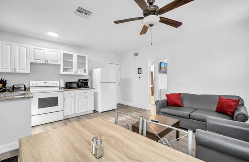 Hollywood Apartment | Cozy Corner Beach Apartment
