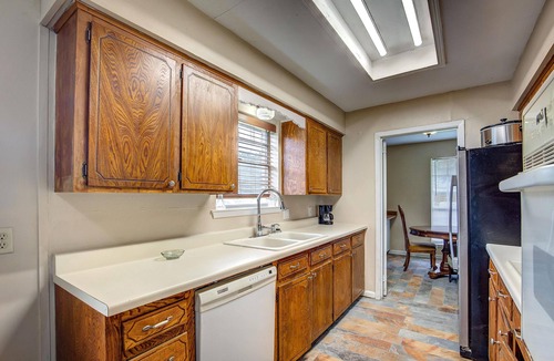 Commerce House | Cozy corner lot in Commerce, Texas.