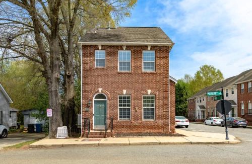 Cornelius House | Cozy Corner Townhome