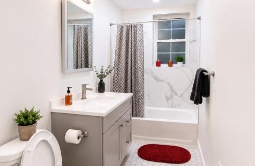Corn Hill House | Cozy Cornhill Getaway, Free Parking KitchenWD