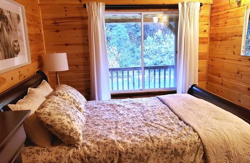Saint-Alexis-des-Monts Ski Chalet | Cozy Cottage by the Rivière du Loup. 100' of private access.