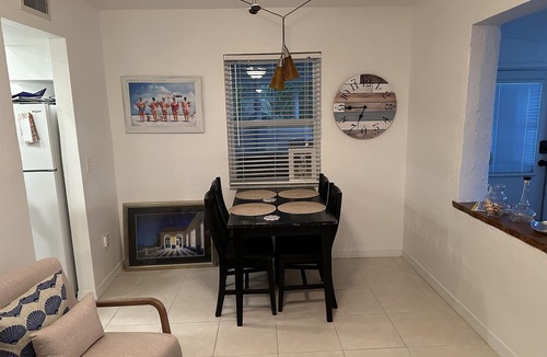 East Naples House | Cozy Cottage, 1/2 Block from Naples Bay