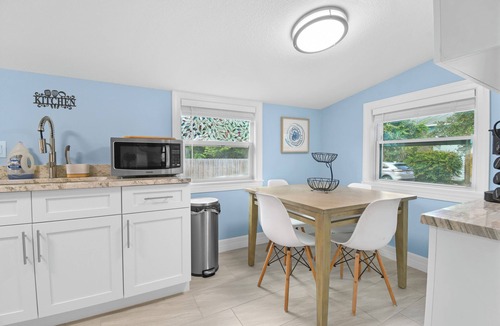 Historic Old Northeast House | Cozy Cottage! 1 mile from Downtown & St. Pete Pier