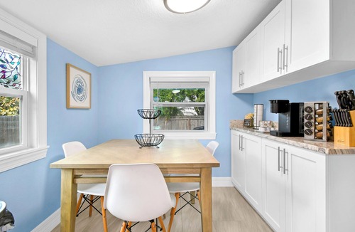 Historic Old Northeast House | Cozy Cottage! 1 mile from Downtown & St. Pete Pier