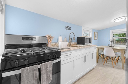 Historic Old Northeast House | Cozy Cottage! 1 mile from Downtown & St. Pete Pier