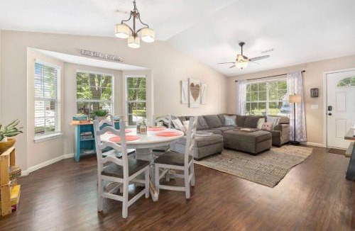 Fayetteville House | Cozy Cottage-3 mi to UofA-4 mi to DT
