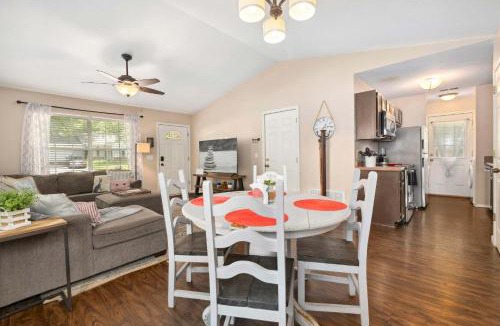 Fayetteville House | Cozy Cottage-3 mi to UofA-4 mi to DT