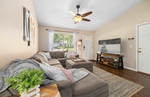 Fayetteville House | Cozy Cottage-3 mi to UofA-4 mi to DT